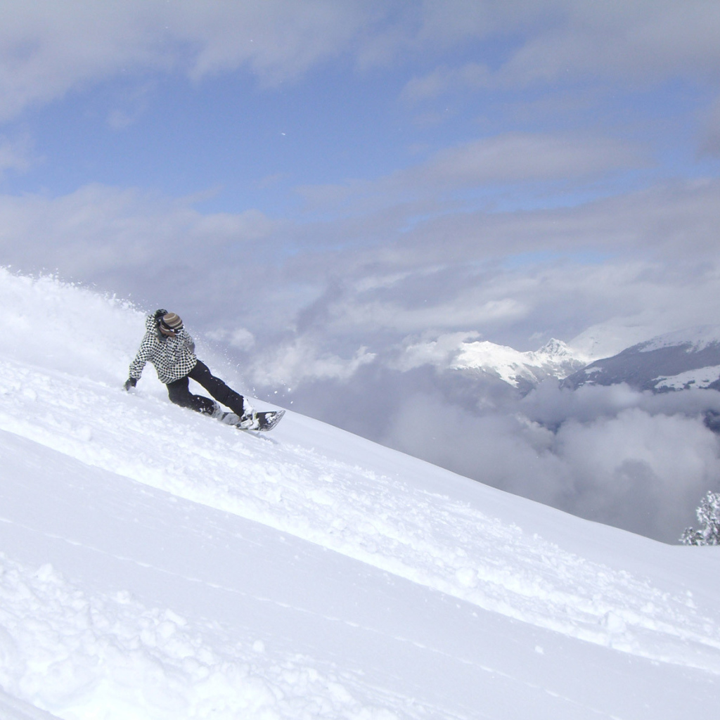 Сноубордист на горнолыжном курорте Серфаус, Австрия