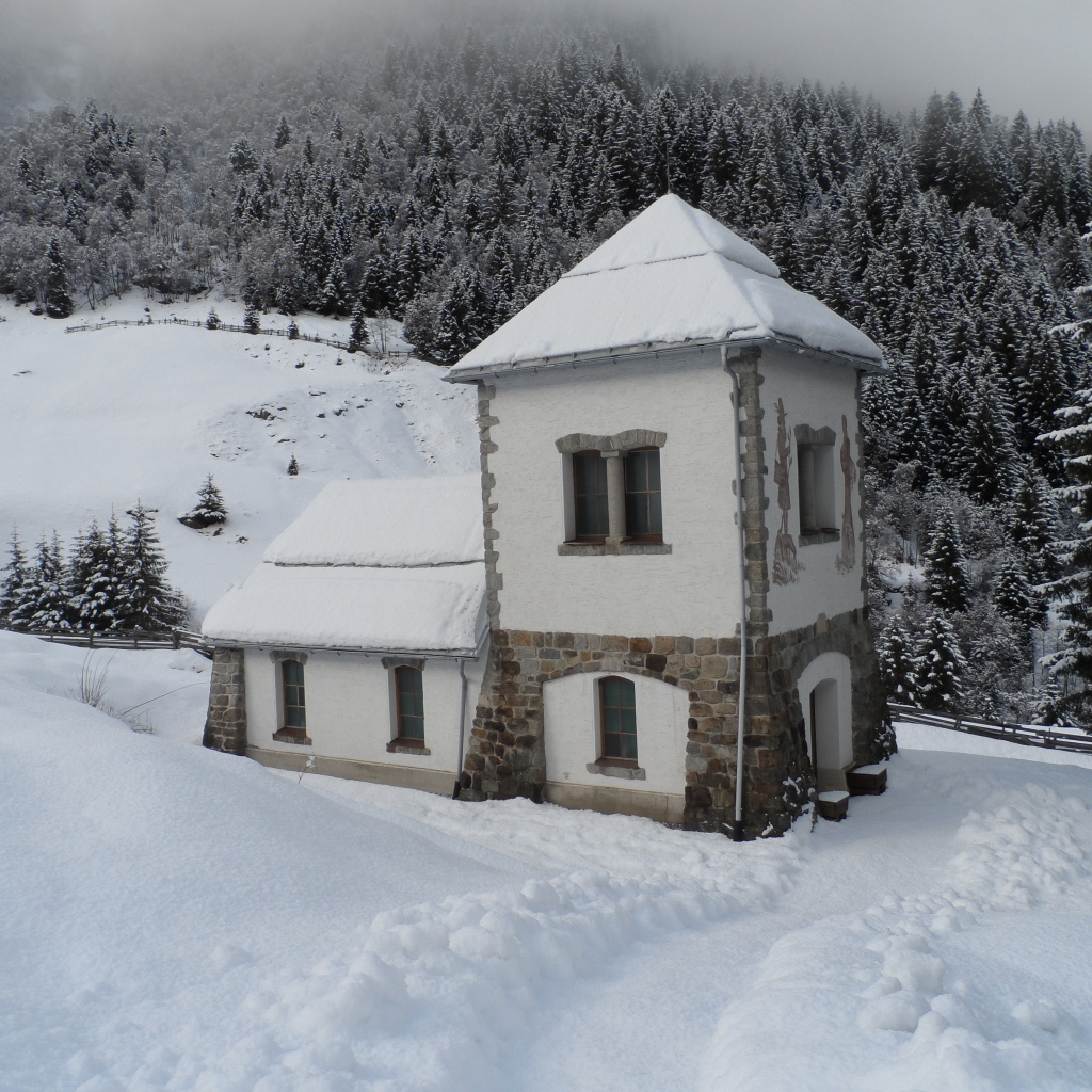 Заснеженный домик в городе Нойштифт, Австрия