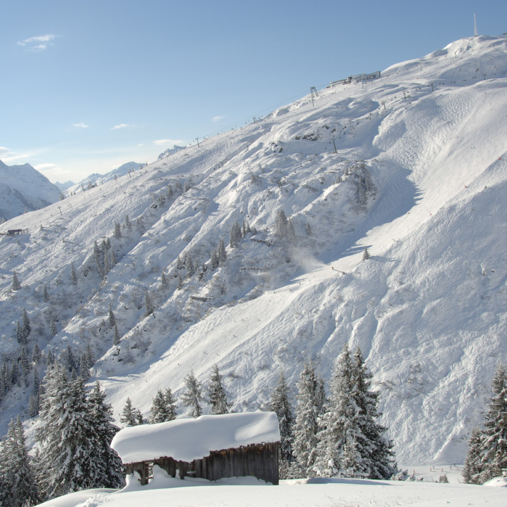 Заснеженный склон на горнолыжном курорте Сант Антон, Австрия