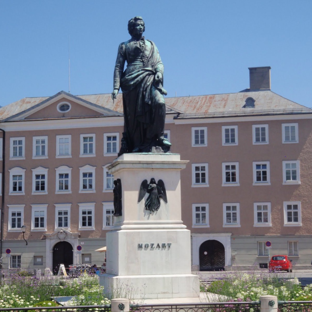 Статуя Моцарта в городе  Зальцбург, Австрия