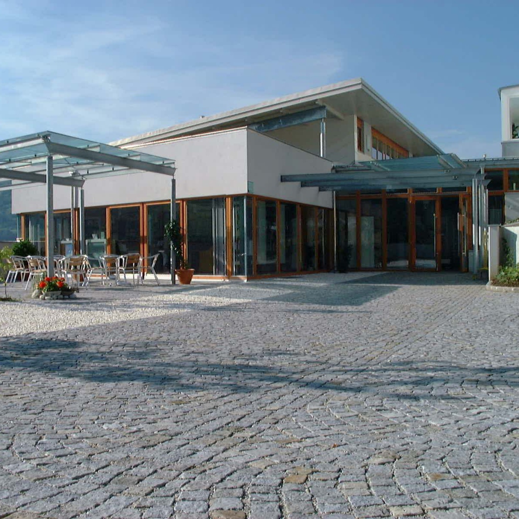 Уличное кафе в городе Нойштифт, Австрия