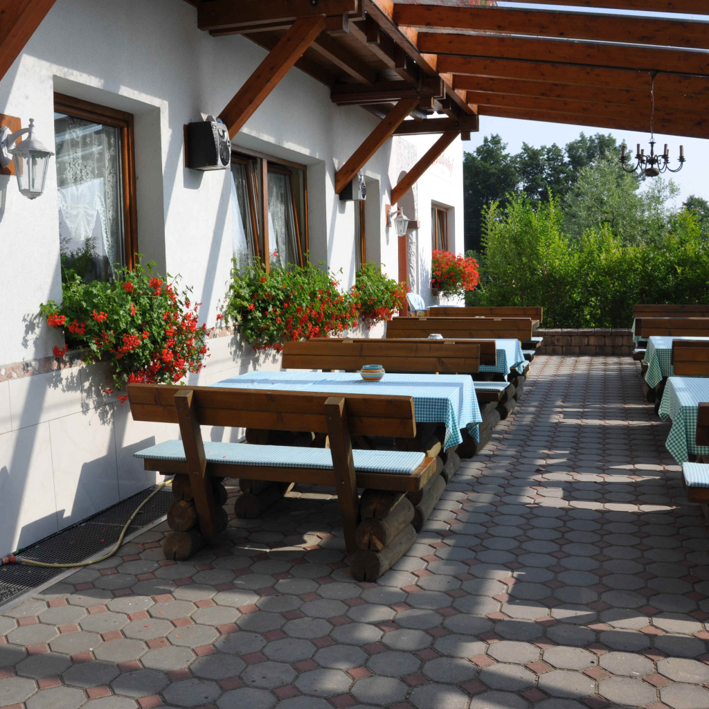 Уличное кафе на курорте Бад Лойперсдорф, Австрия