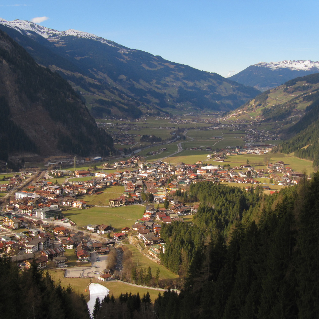 Летняя панорама на горнолыжном курорте Майрхофен, Австрия