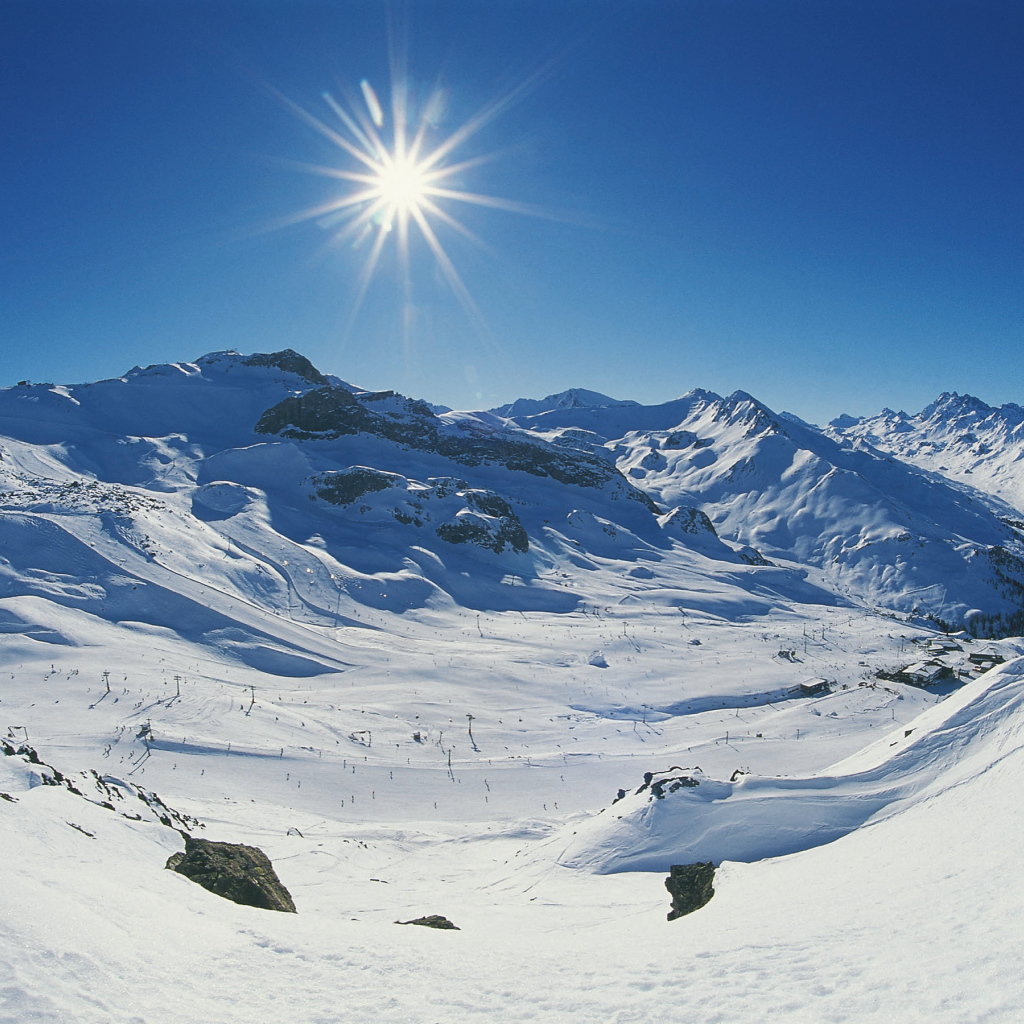 Солнце в горах на горнолыжном курорте Ишгль, Австрия