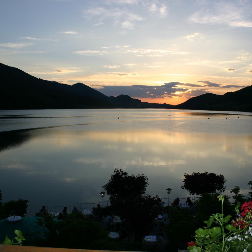 Закат над озером на курорте Бад Татцмансдорф, Австрия