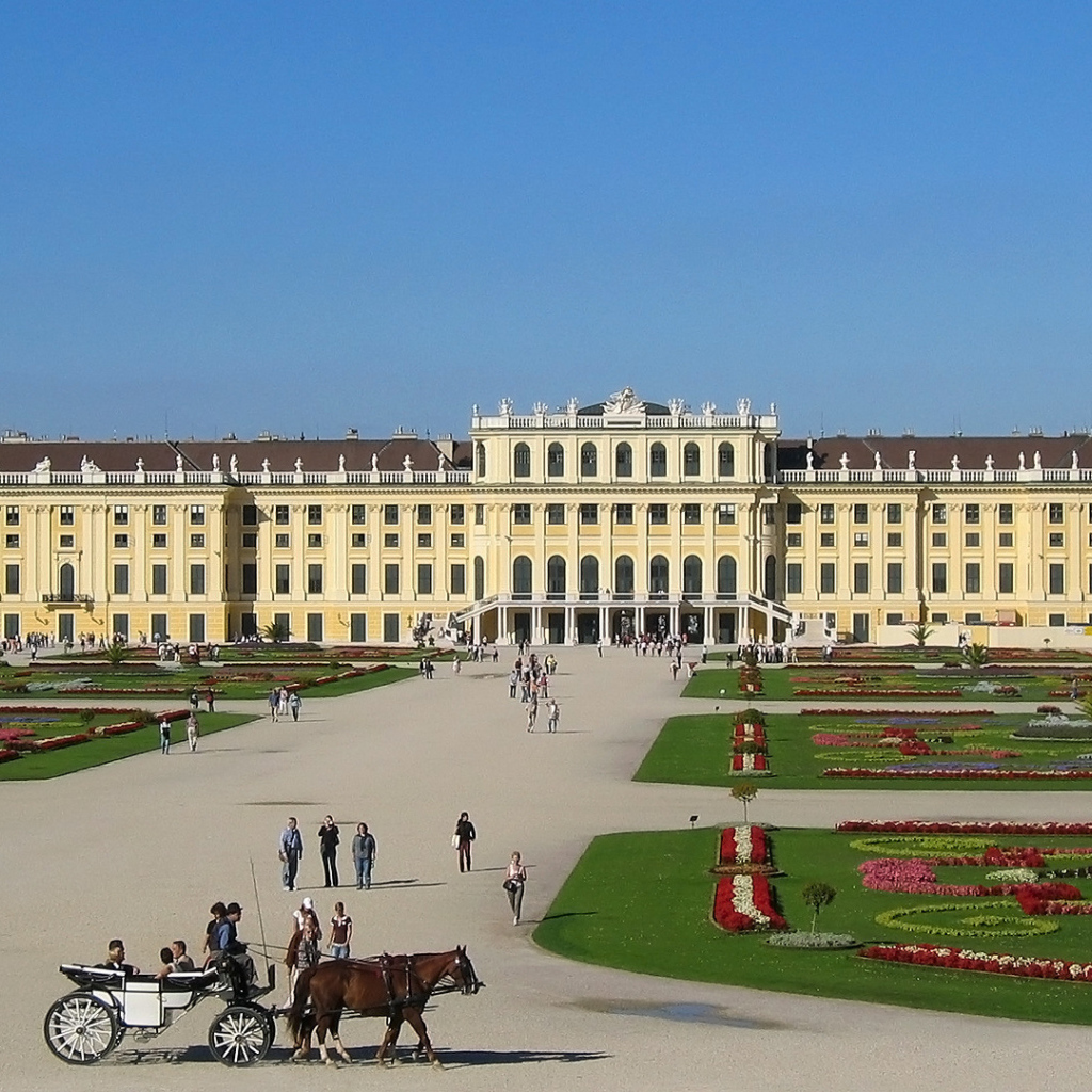 Площадь перед дворцом в городе Вена, Австрия