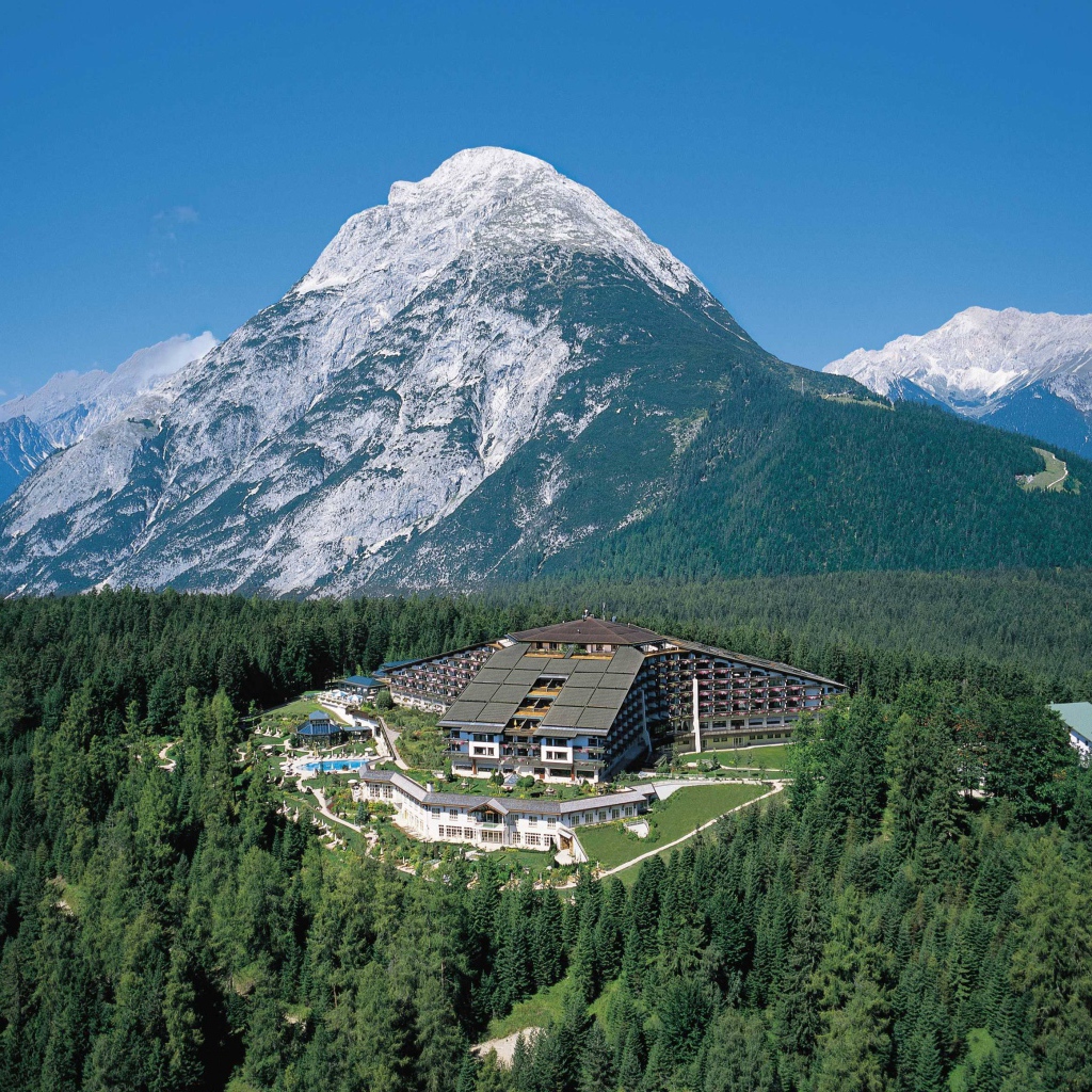 Отель на фоне горы на курорте Тельфс-Бюхен, Австрия