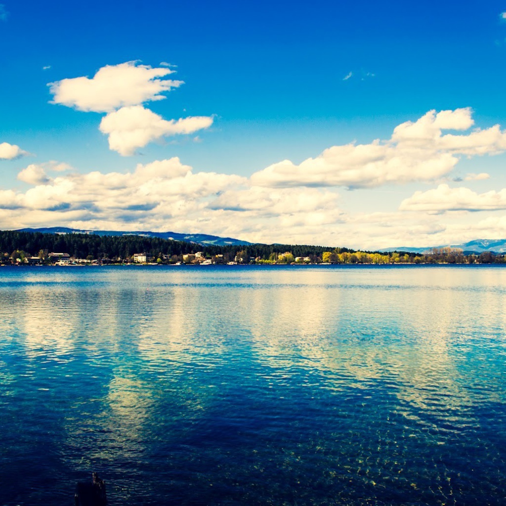 Водная гладь озера Клопайнер Зее, Австрия