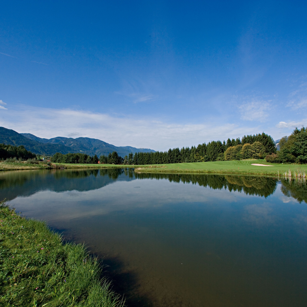 Водная гладь озера на курорте Фаакер-Зее, Австрия