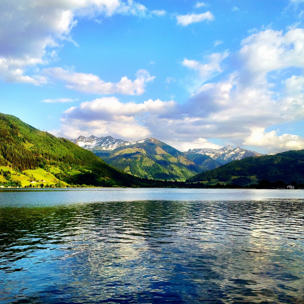 Водная гладь озера на курорте Цель-ам-Зее, Австрия