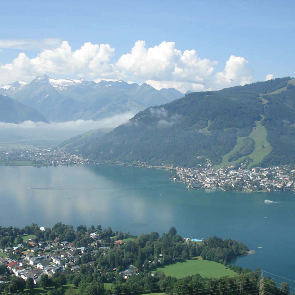 Город на побережье на курорте Цель-ам-Зее, Австрия