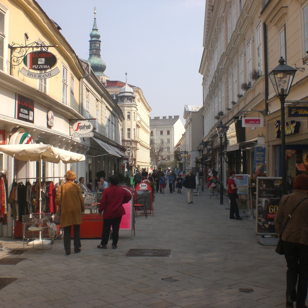 Прогулка по улице на курорте Баден, Австрия