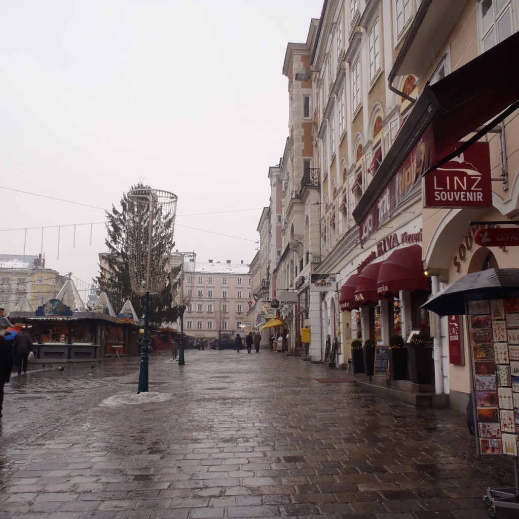Прогулка по улице в городе Линц, Австрия