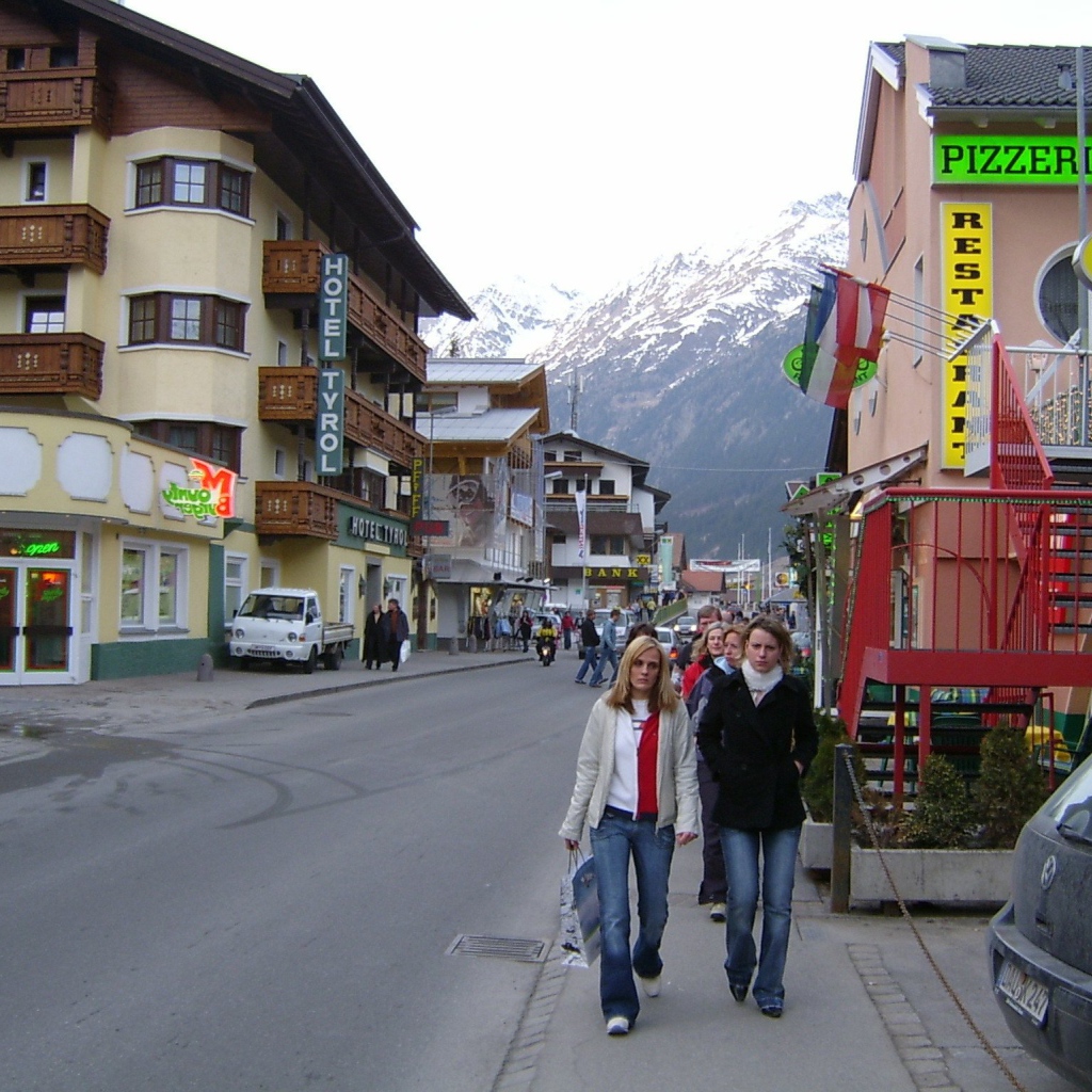 Прогулка по улице на горнолыжном курорте Зёльден, Австрия