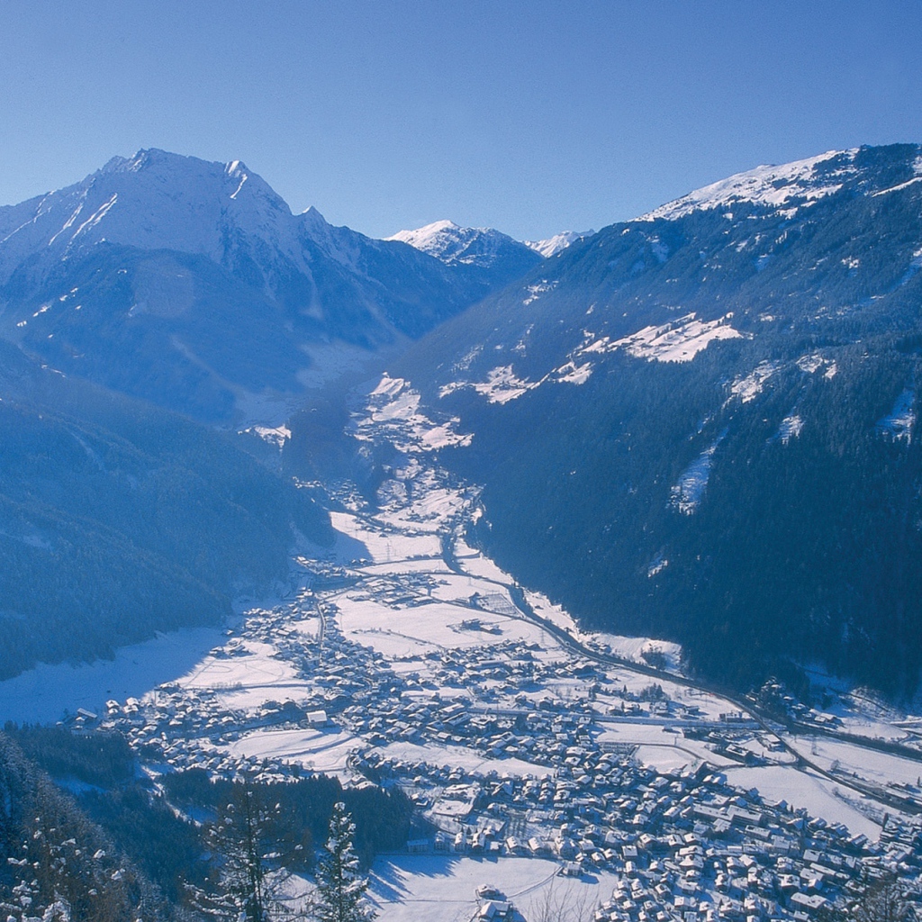 Зимняя панорама на горнолыжном курорте Майрхофен, Австрия