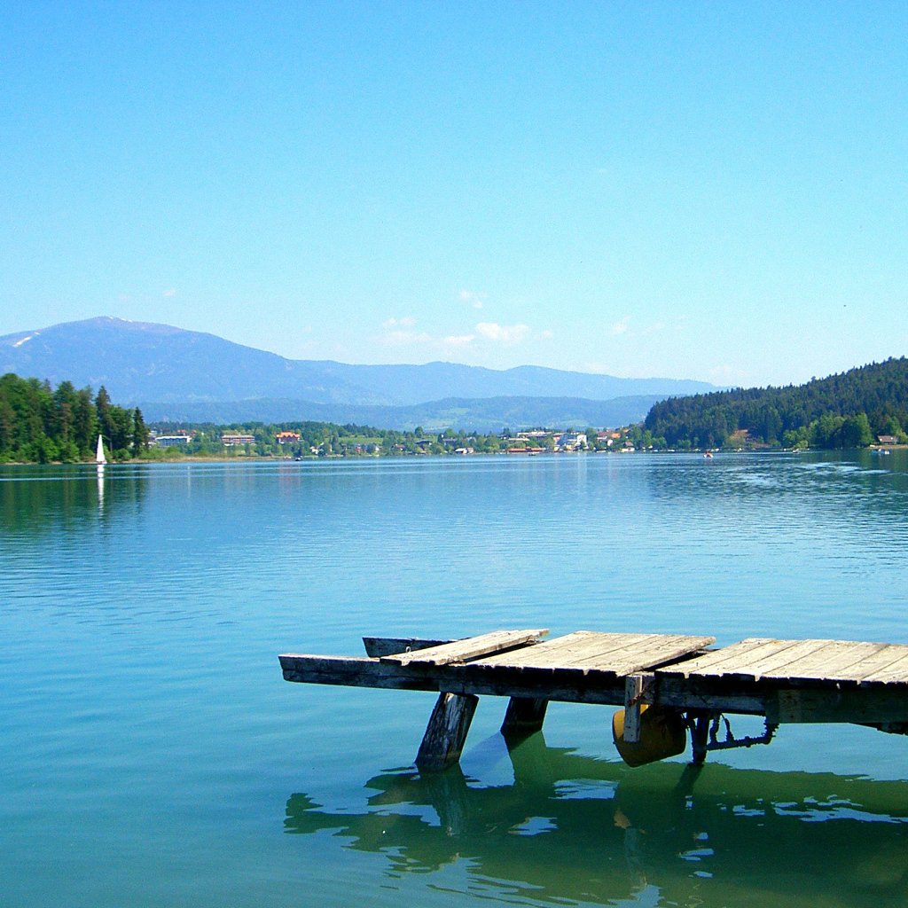 Деревянный причал на озере Клопайнер Зее, Австрия
