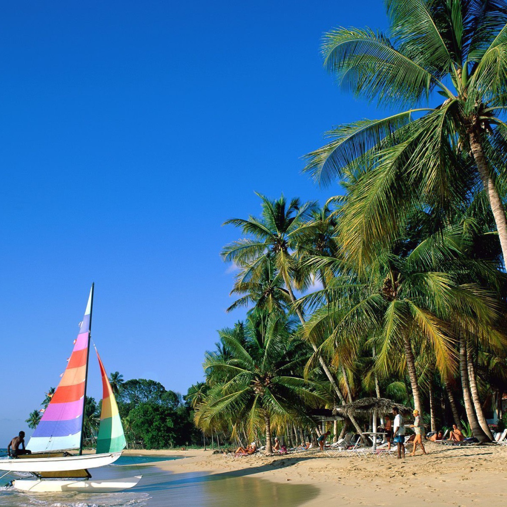 Люди приплывают в Барбадосе