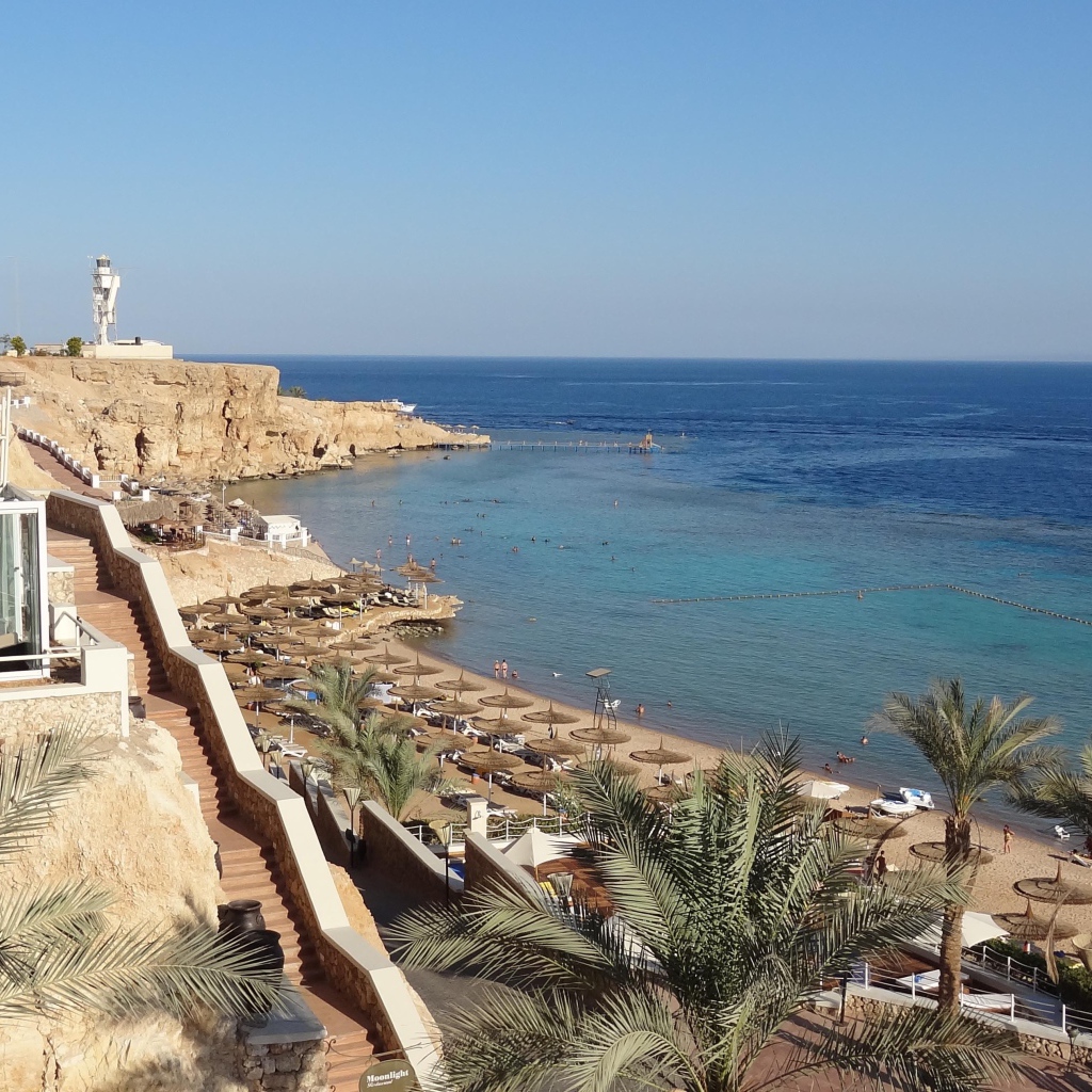 Осенний отдых на пляже на курорте Шарм эль Шейх, Египет