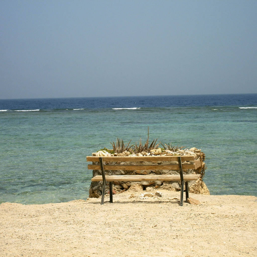 Лавка на пляже на курорте Эль Кусейр, Египет