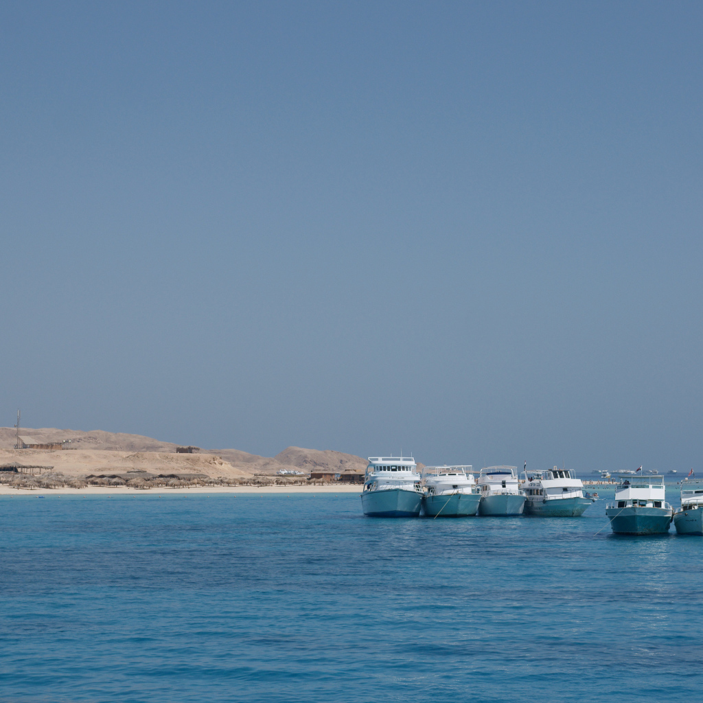 Лодки у побережья на курорте Хургада, Египет