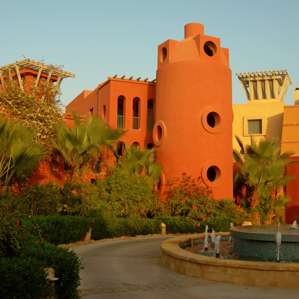 Здание с башней на курорте Эль Гуна, Египет