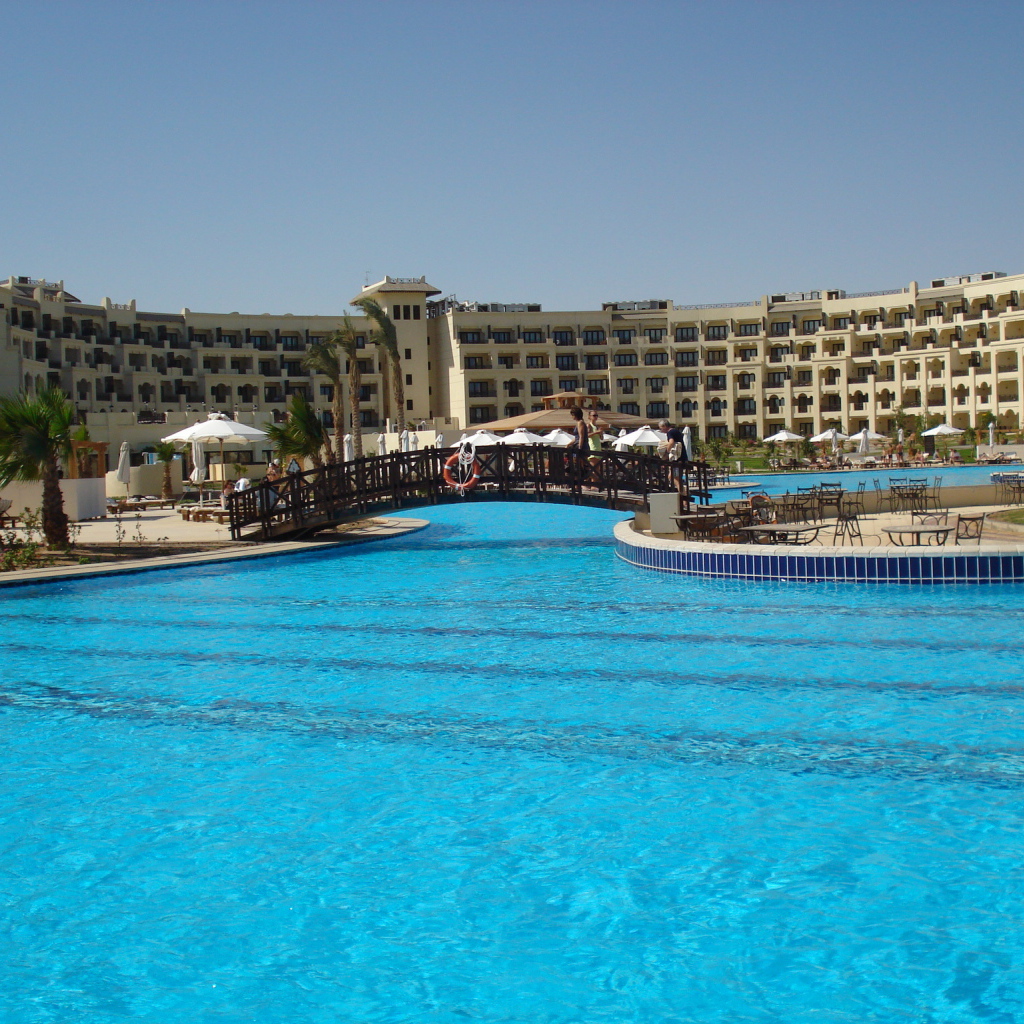 Бассейн в отеле на курорте Хургада, Египет