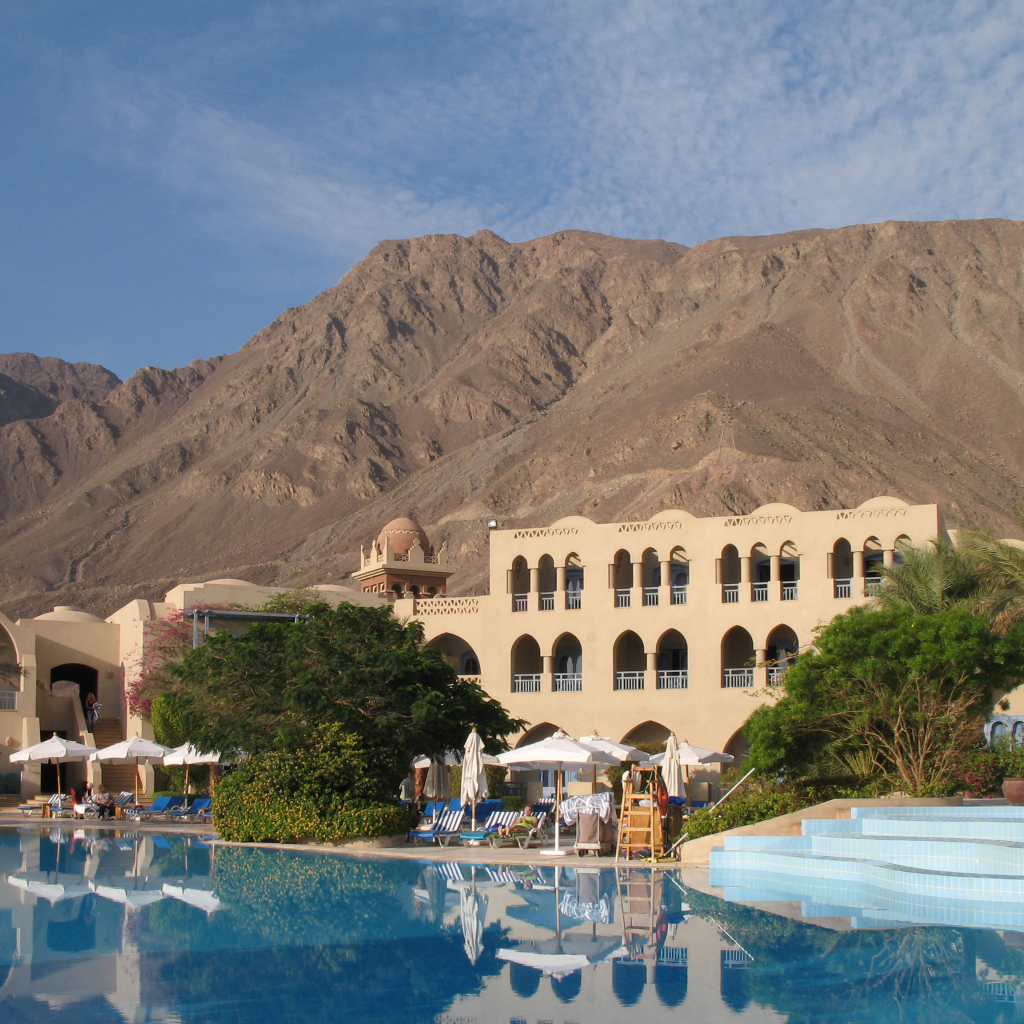 Бассейн в отеле на курорте Таба, Египет