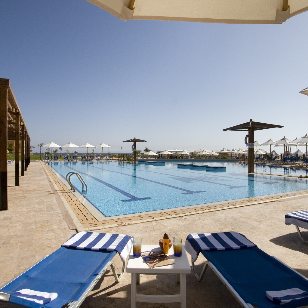 Бассейн в отеле на побережье на курорте Таба, Египет