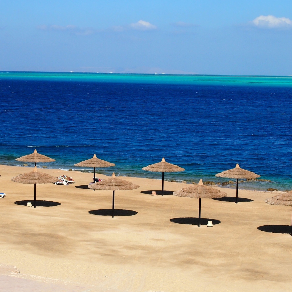 Пляжные зонтики на курорте Хургада, Египет