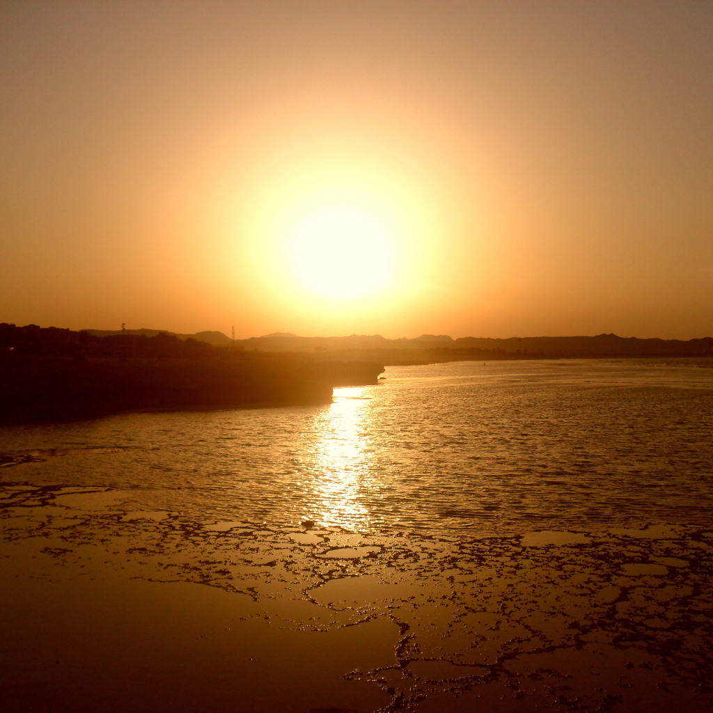 Закат на пляже на курорте Эль Кусейр, Египет