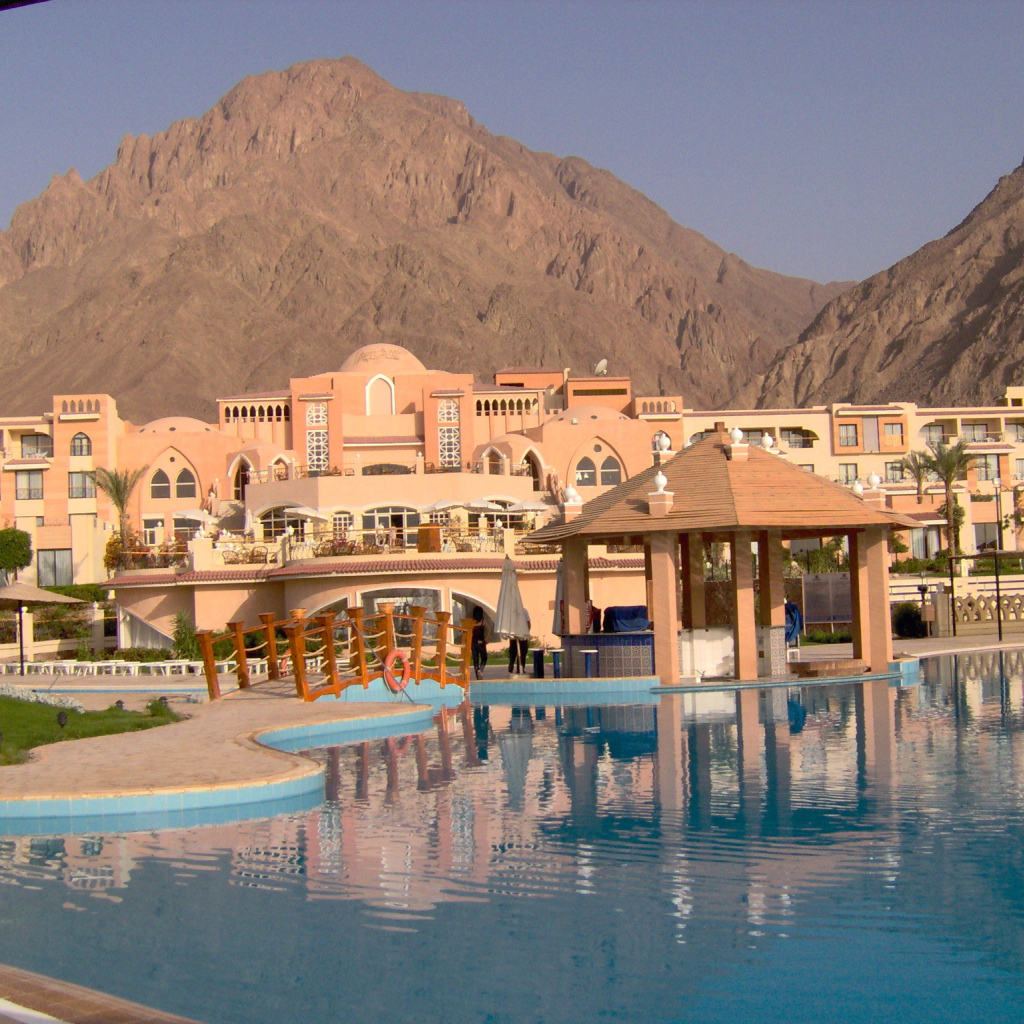 Отель на фоне гор на курорте Таба, Египет