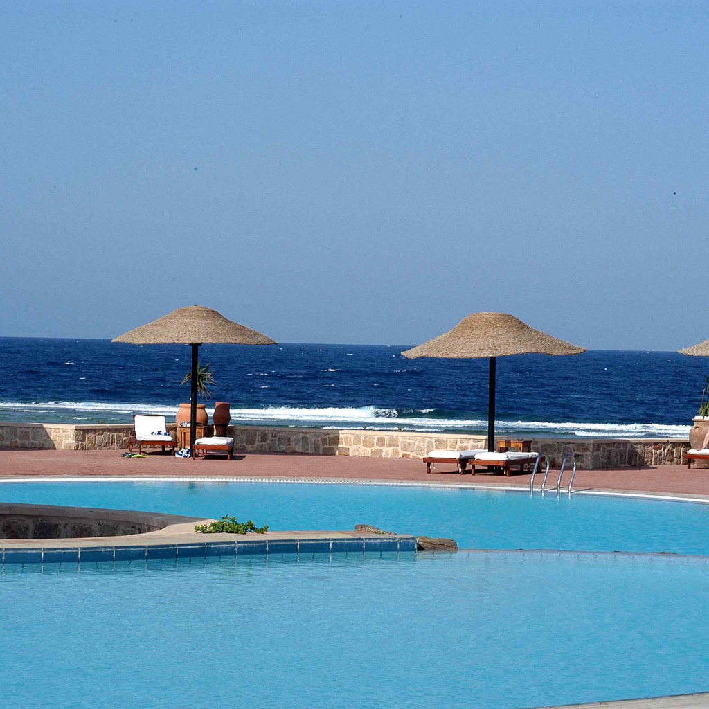 Бассейн в отеле на курорте Эль Кусейр, Египет