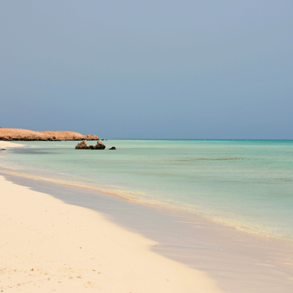 Белый песок на пляже на курорте Марса Алам, Египет