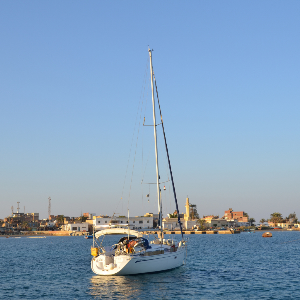 Яхта в заливе на курорте Эль Кусейр, Египет