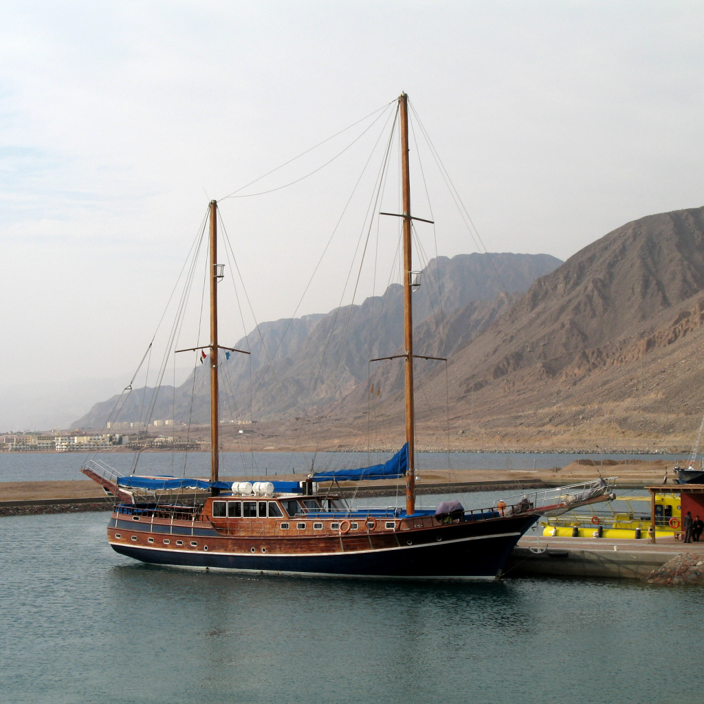 Яхта у побережья на курорте Таба, Египет