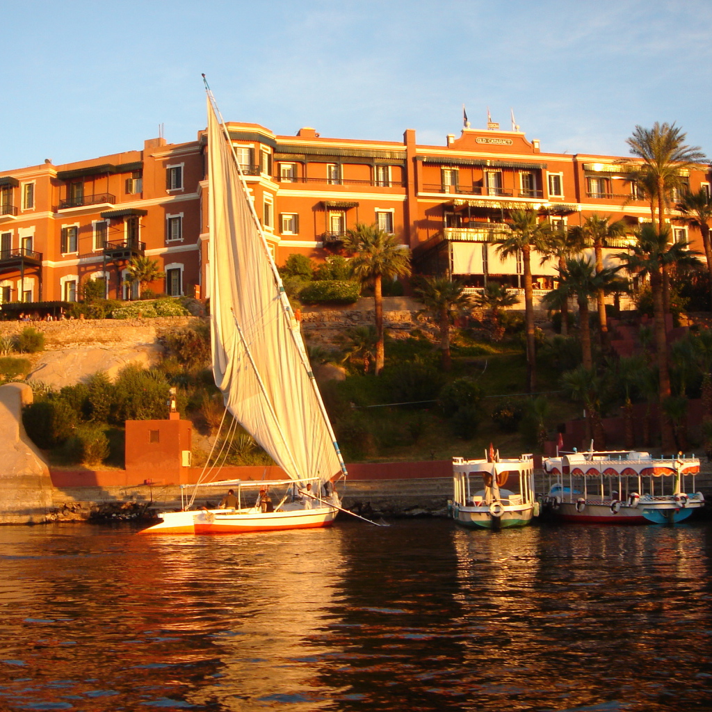 Яхта на фоне отеля на курорте Таба, Египет