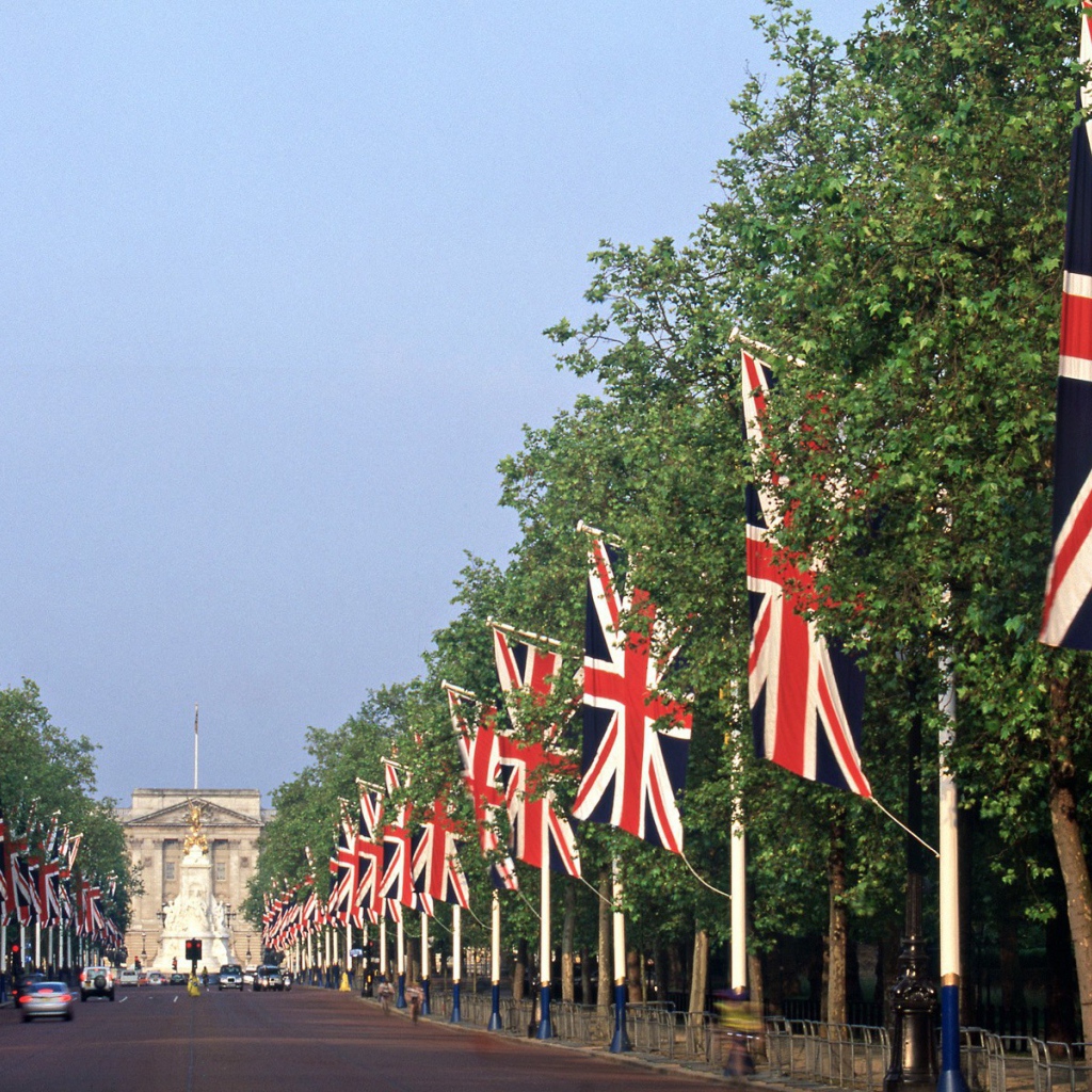 Аллея с Британскими флагами