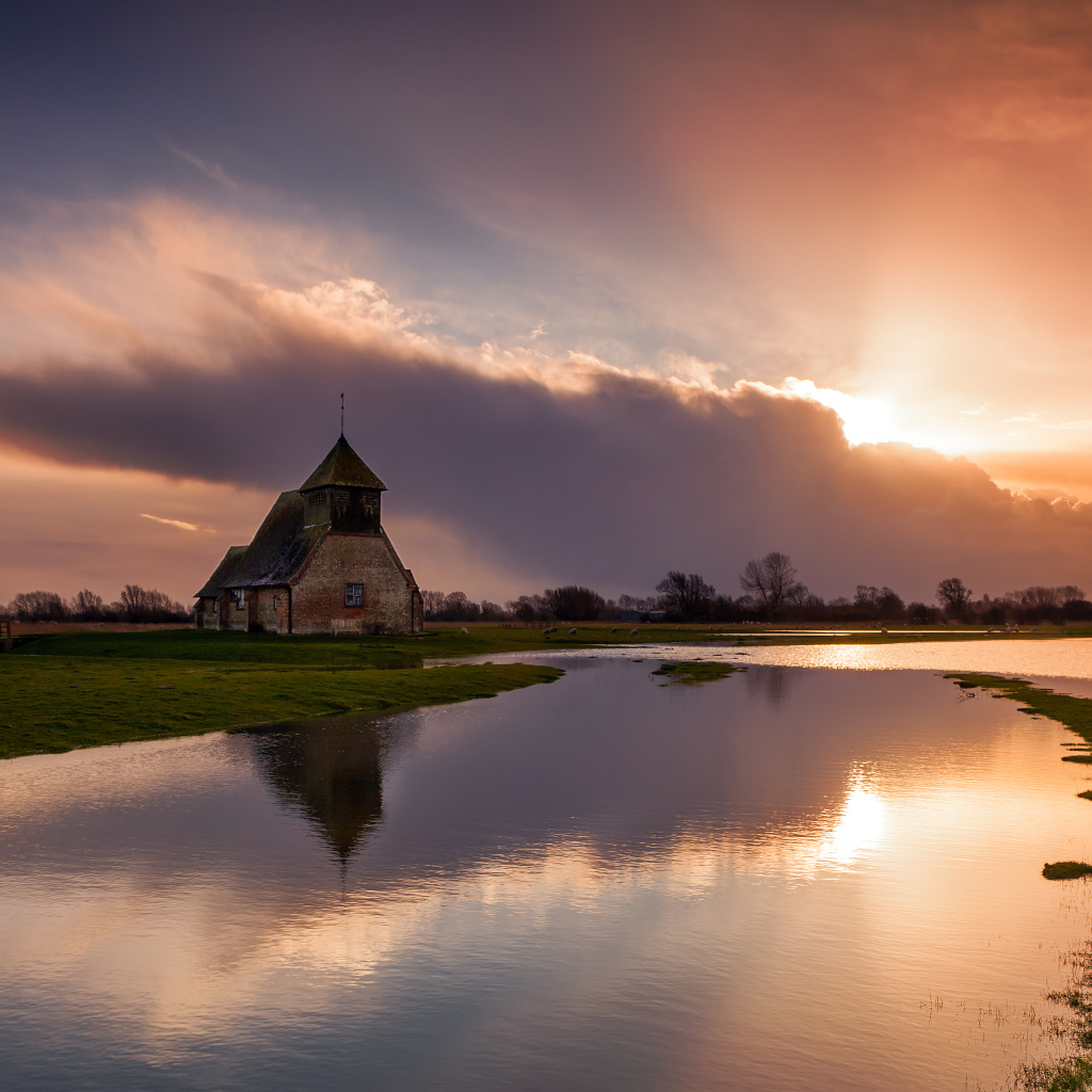 Церковь на фоне заката в Англии