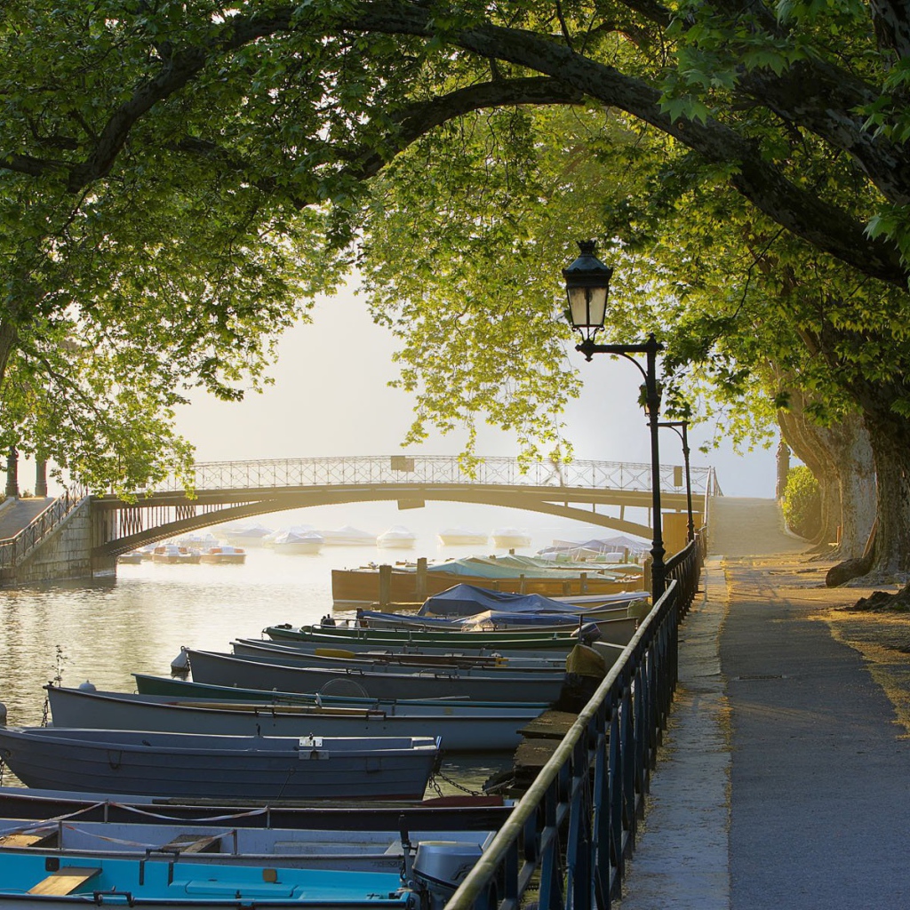 Аллея в городе Аннеси, Франция