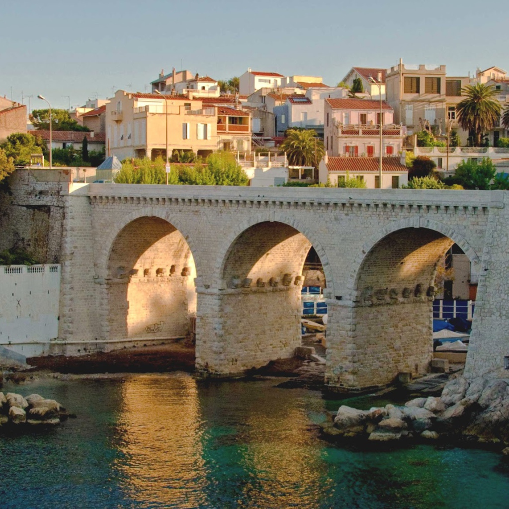 Старинный мост в городе Марсель, Франция