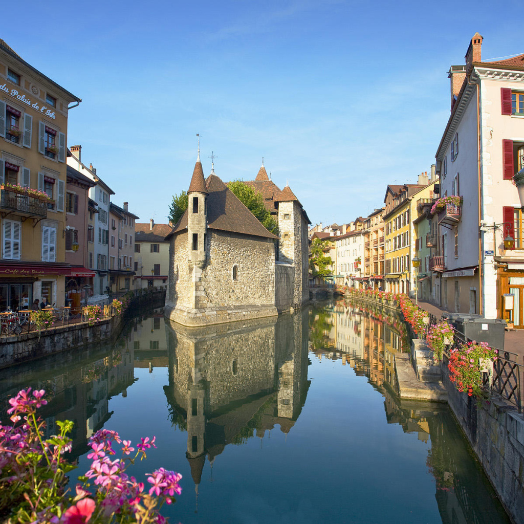 Цветущая набережная в городе Аннеси, Франция
