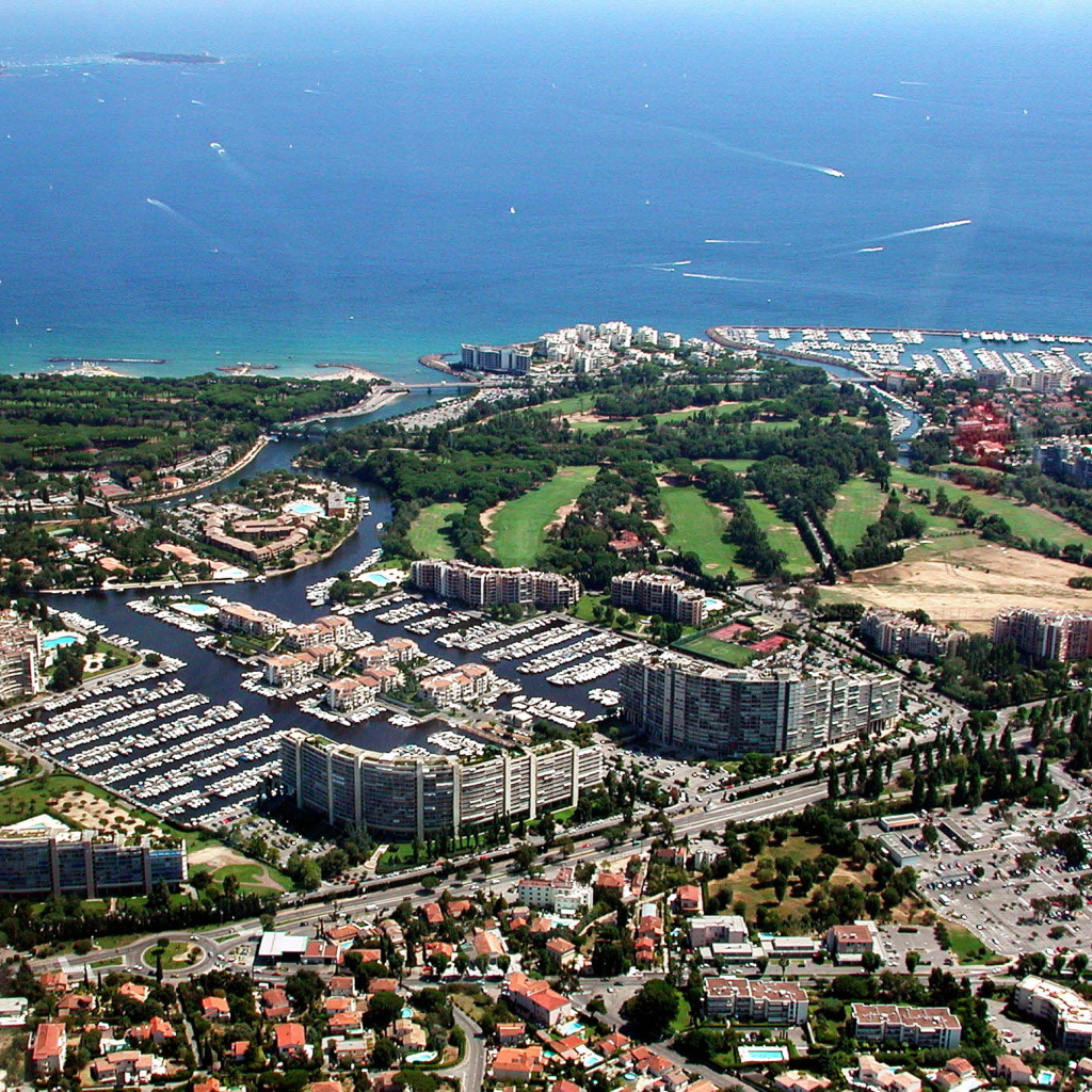 Голубая лагуна на курорте Манделье ля Напуль, Франция