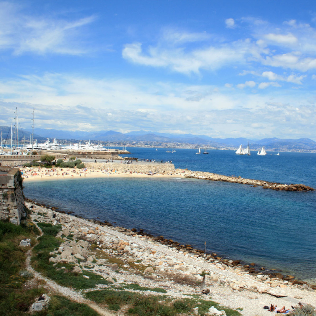 Голубая лагуна на курорте Антибы, Франция