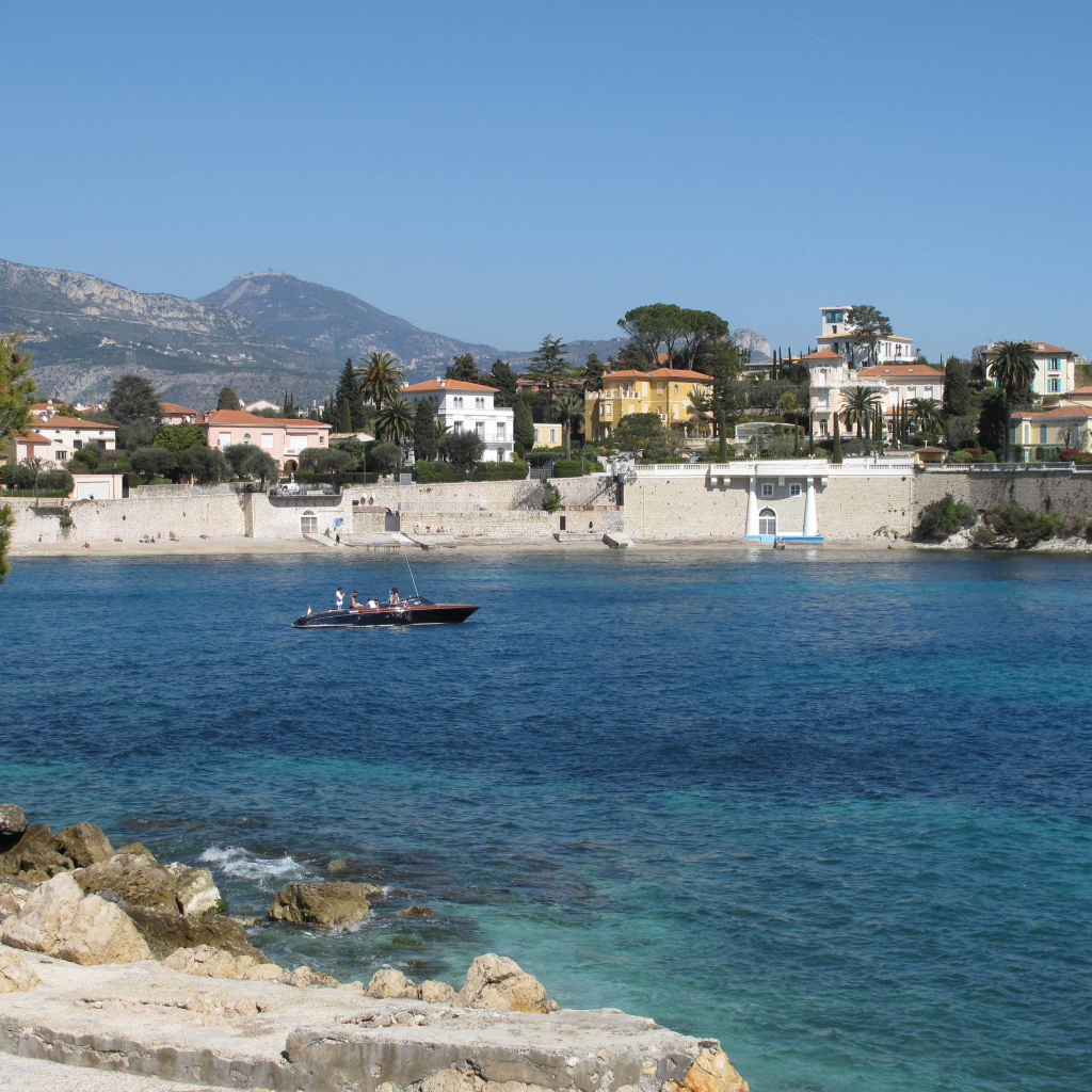 Лодка в заливе на курорте Сен-Жан-Кап-Ферра, Франция