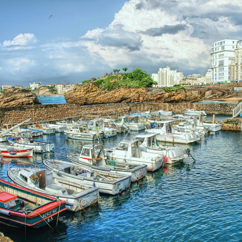 Лодки в порту на курорте Биарриц, Франция