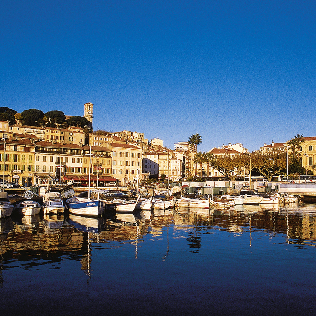 Лодки у причала в Каннах, Франция