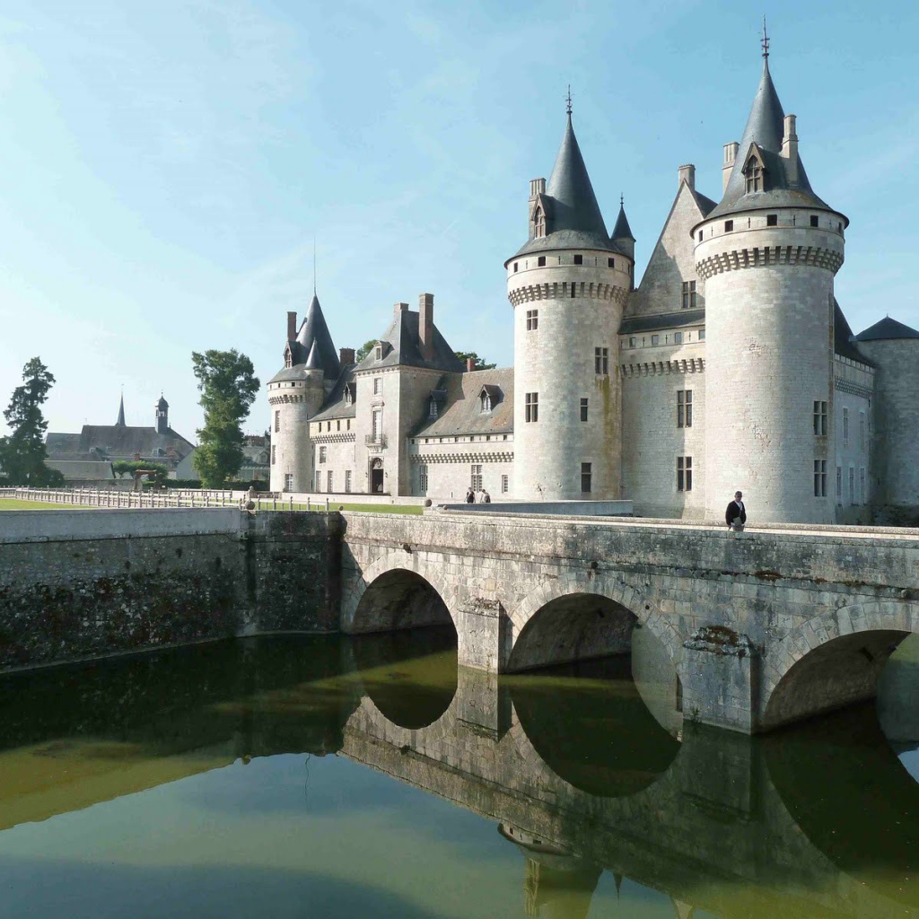 Мост перед замком в Луаре, Франция