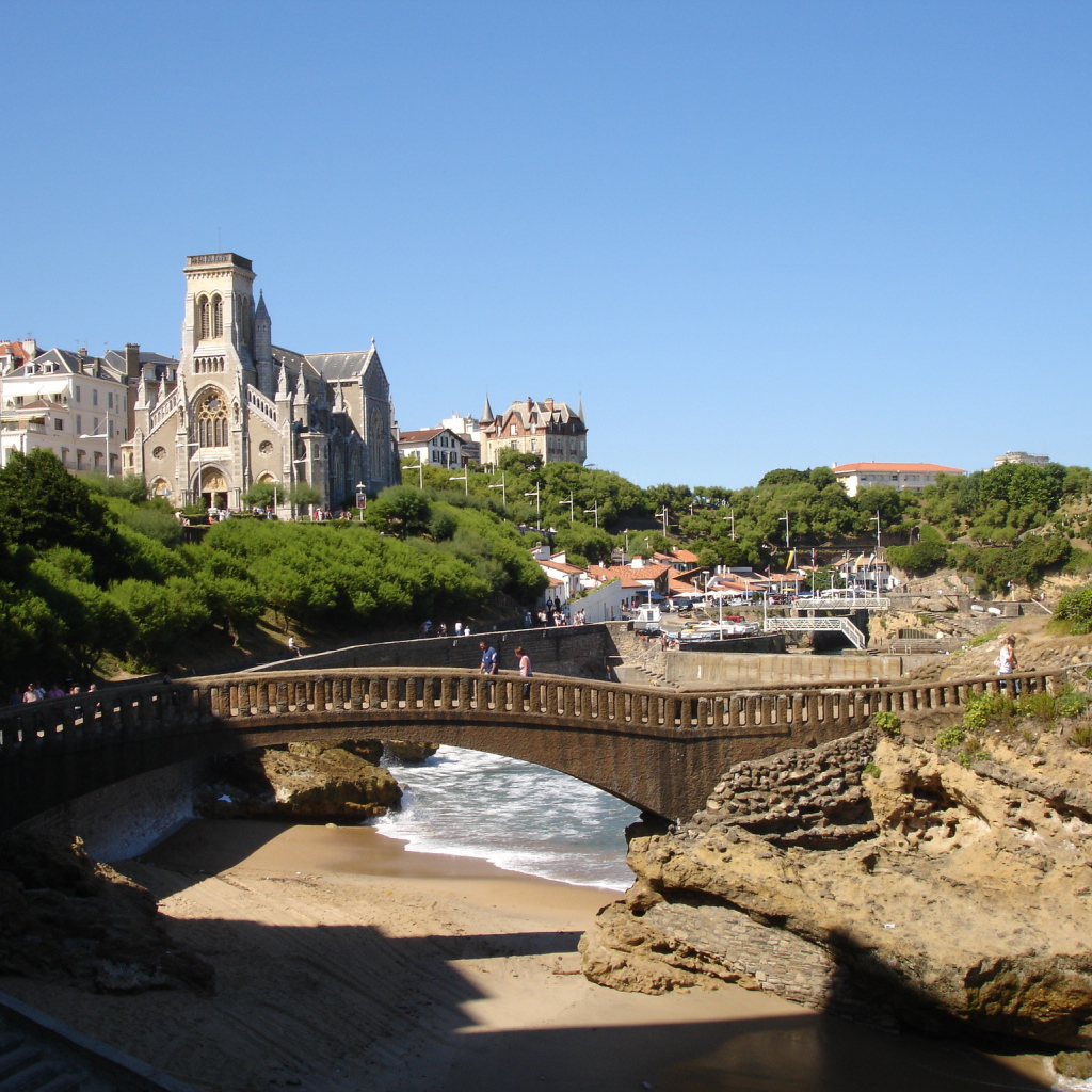 Мост на набережной на курорте Биарриц, Франция