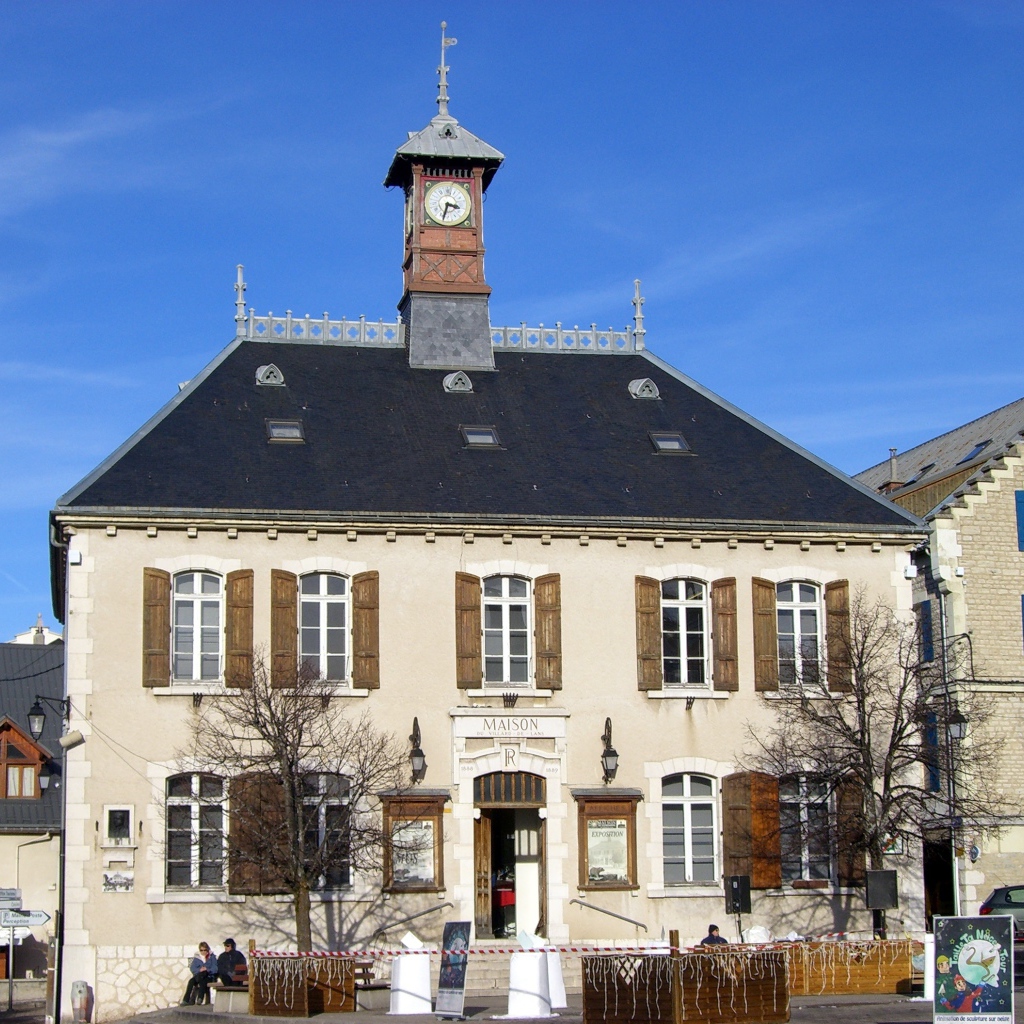 Здание с часами на курорте Виллар-де-Ланс, Франция