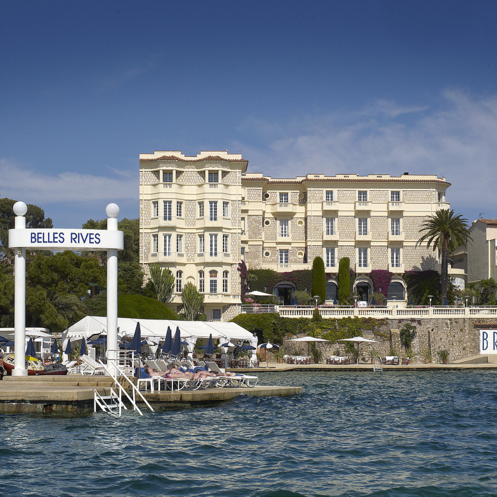 Кафе на набережной на курорте Антибы, Франция